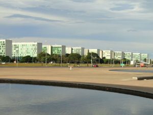 800px-esplanada_dos_ministerios_-_brasilia_-_dsc00014.jpg