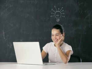 Computador está fora da sala de aula na maioria das escolas públicas
