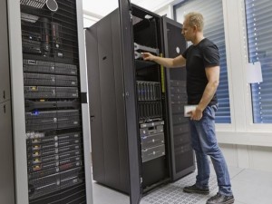 Departamento de Segurança dos EUA alerta para riscos de manter Windows Server 2003