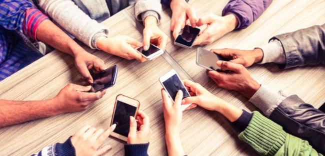 Usuários brasileiros passam mais de 3 horas por dia conectados à internet via dispositivos móveis