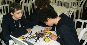 Estudantes de colégio em SP apresentam robôs autônomos em torneio