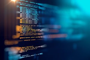 programação e linhas de código em uma tela preta