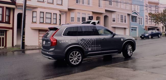Motorista flagra carro autônomo da Uber passando em semáforo vermelho