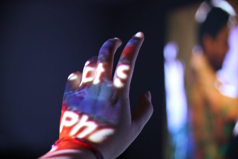 hand 1107236 1280