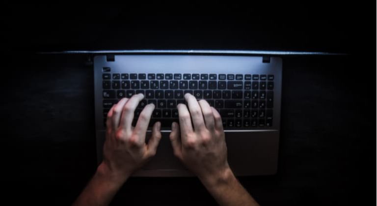 hackerpcescuroshutter 77005 1