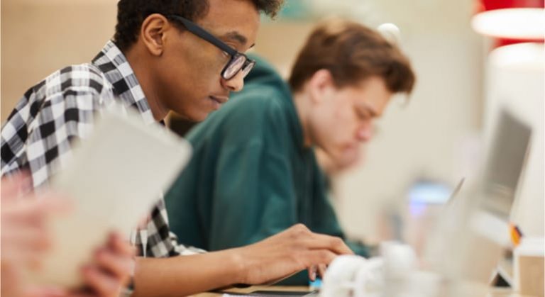 69 dos universitarios desistem dos cursos de tecnologia afirma Brasscom