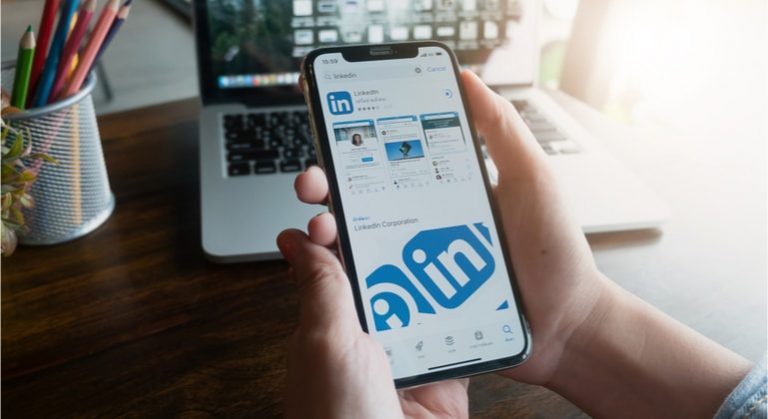 LinkedIn esta treinando IA para descrever imagens publicadas no feed