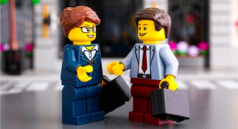 Procurando se adaptar ao novo mundo Lego estuda emprestar produtos