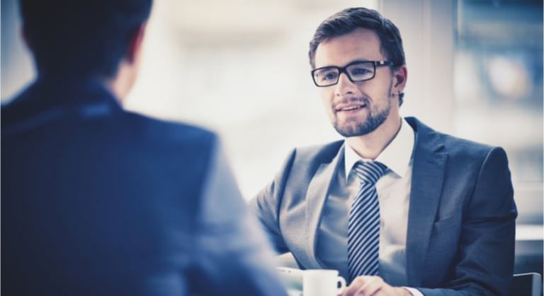 Como se vender em uma entrevista de emprego sem parecer alguem convencido