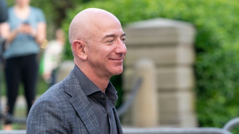 Celular de Jeff Bezos foi hackeado por principe da Arabia Saudita diz jornal