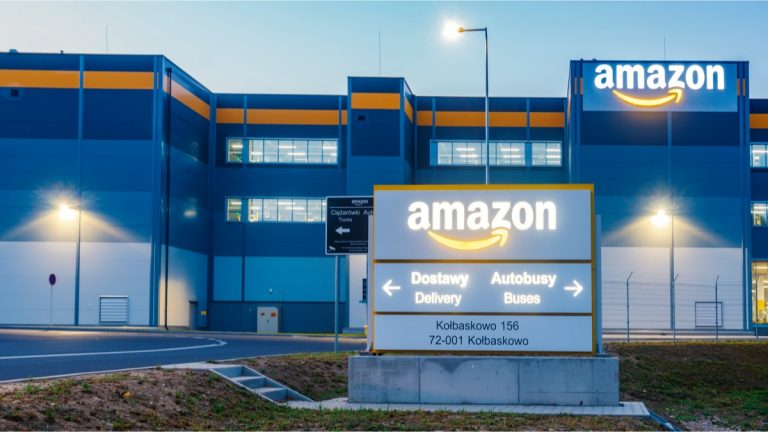 Com crescimento de 21 na receita Amazon volta a valer US 1 trilhao