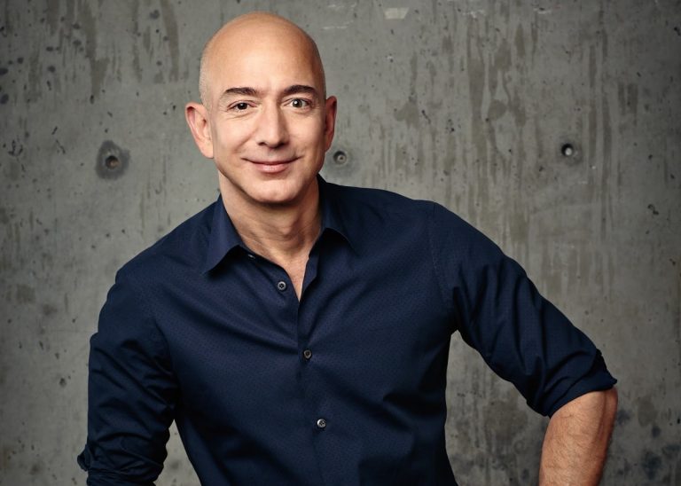 Em meio a investigacoes e protestos Bezos anuncia US 1 bilhao para India