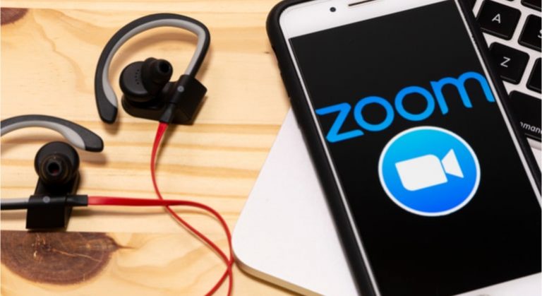 Acoes do Zoom se valorizam com demanda mas seguranca e questionada por especialistas