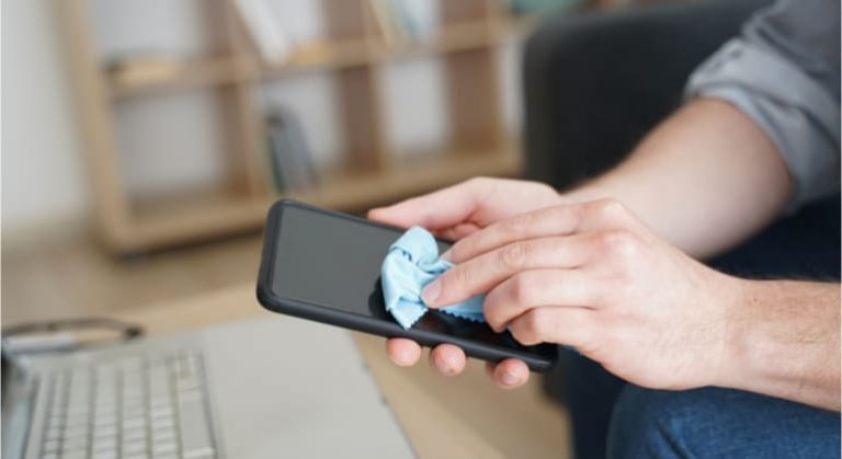 Especialista da dicas para quem deseja limpar celular corretamente