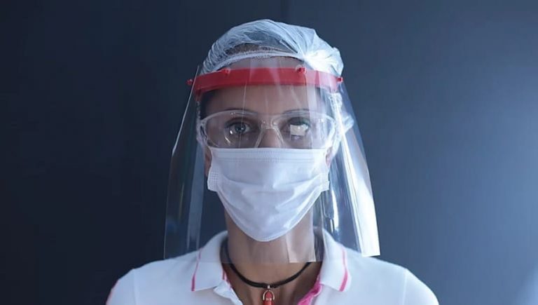 Iniciativa quer confeccionar 100 mil protetores faciais feitos por impressao 3D