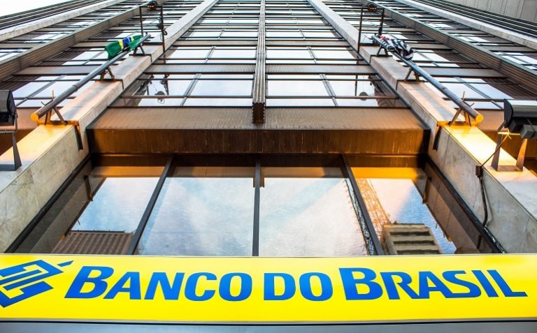 Banco do Brasil renegociou mais de R 7 milhoes em dividas via WhatsApp