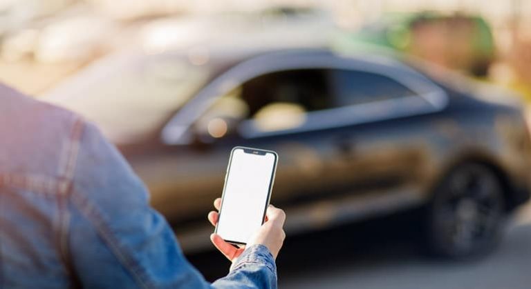 Uber anuncia meta de ter todos os veiculos de carona do aplicativo 100 eletricos ate 2030