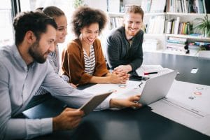 programadores trabalhando juntos ti