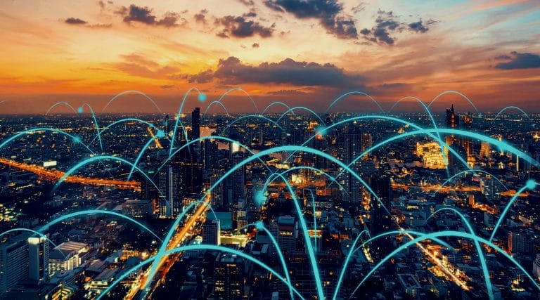 cidade ao anoitecer com conexões