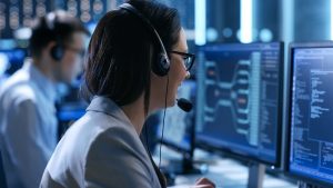 mulher com fone de ouvido trabalhando em help desk