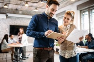 colaboradores no escritório
