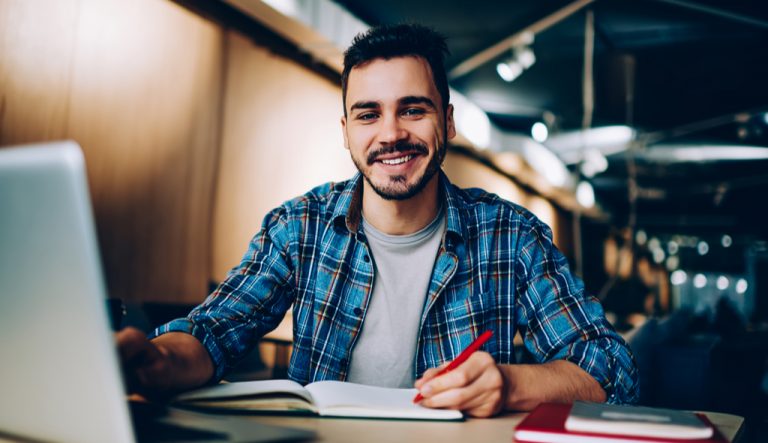 jovem estudando programação bolsa de estudo tecnologia