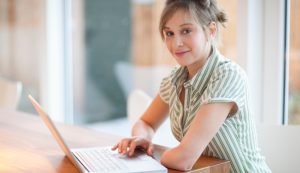pessoa com deficiência usando computador tecnologia curso gratuito