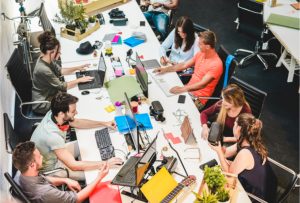 trabalhadores jovens geração z millennials