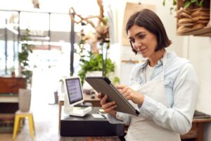 trabalhadora varejo tablet tecnologia