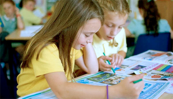 meninas-lendo-jornal