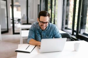 homem, trabalhador, notebook, feliz, experiência do cliente, experiência do usuário, UX, CX