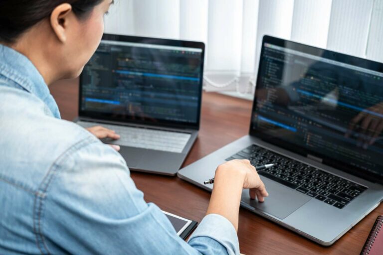 desenvolvedora, mulher, códigos, dev, área de tecnologia