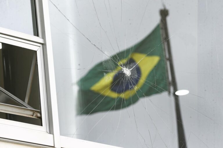 Moveis e janelas danificados no Palacio do Planalto. Foto Marcelo Camargo Agencia Brasil