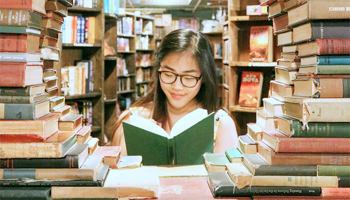 menina-entre-livros