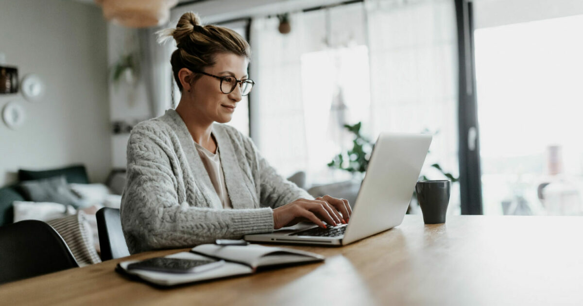 trabalho remoto, mulher, trabalho, computador, desktop, home office, oportunidades tecnologia