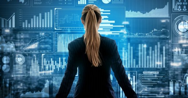risco, dados, analytics, mulher, executiva, risco de terceiros, premio, estudo, líderes de TI, riscos cibernéticos, po