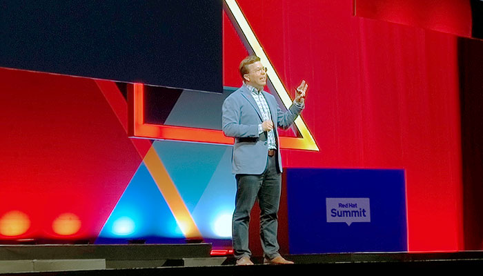 Matt Hicks, CEO da Red Hat, durante a abertura do Red Hat Summit 2023: “esse é o momento da IA” - Foto: Paulo Silvestre