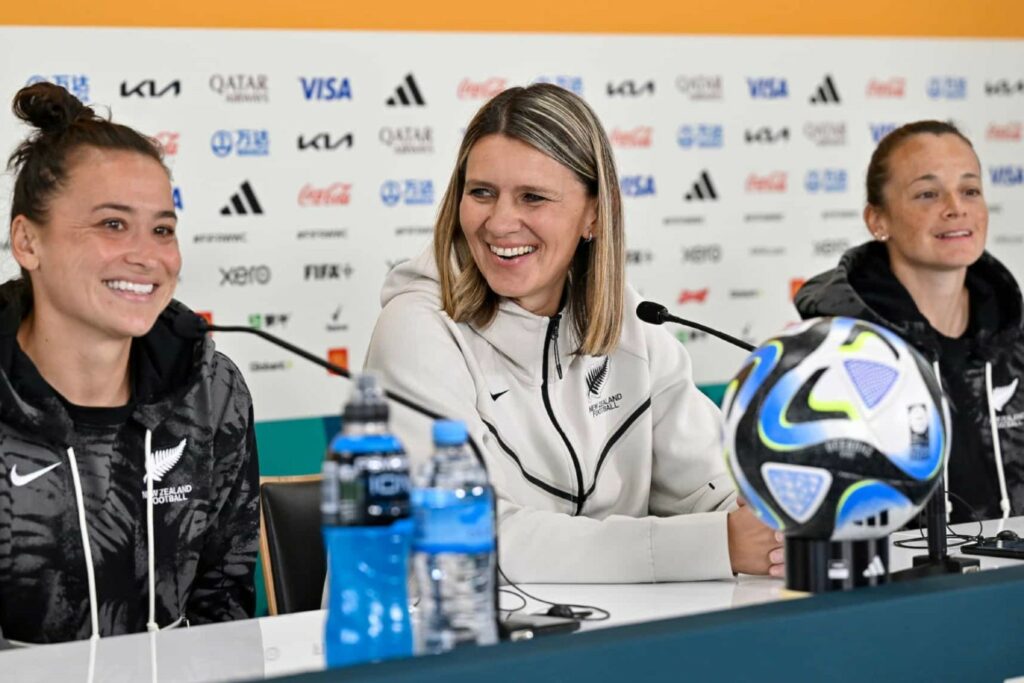 Técnica Jitka Klimková e as co-capitãs Ali Riley e Ria Percival da seleção da NZ. Imagem: Reprodução NZFootball