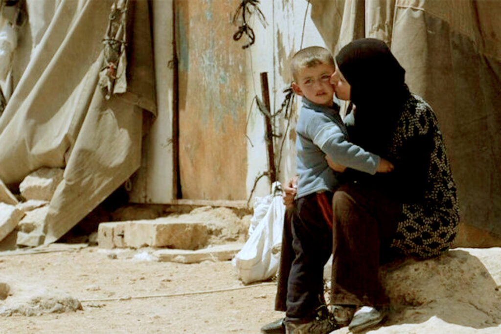 Mãe beija criança na Faixa de Gaza, de onde saíram os ataques terroristas do Hamas - Foto: Libertinus/Creative Commons