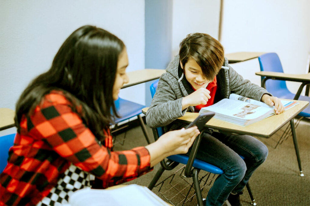 Alunos precisam de 20 minutos para se reconectar ao estudo depois de usar smartphones para outras coisas - Foto: RDNE/Creative Commons