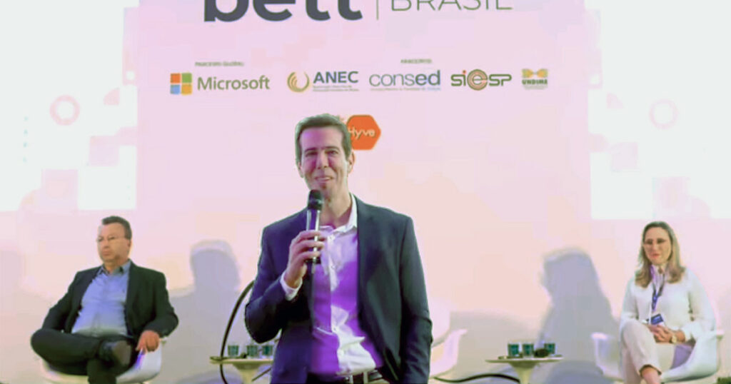 Na quarta, o secretário da Educação de São Paulo, Renato Feder, falou sobre a IA nas escolas, durante o Bett Brasil (Imagem: Reprodução)