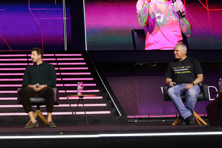 Zack Kass e Uri Levine dividem o palco principal no fim do primeiro dia do VTEX Day, que aconteceu em São Paulo (Imagem: Divulgação)