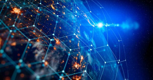 Imagem digital da Terra vista do espaço com destaque para conexões de rede representadas por uma malha de pontos e linhas azuis, simbolizando comunicação global por satélite ou internet das coisas. Luzes alaranjadas indicam áreas urbanas iluminadas na superfície terrestre. Ao fundo, o espaço profundo é representado com estrelas e um brilho azul intenso no horizonte do planeta. (Internet, satélites, starlink, amazon, china, gartner, brasil)