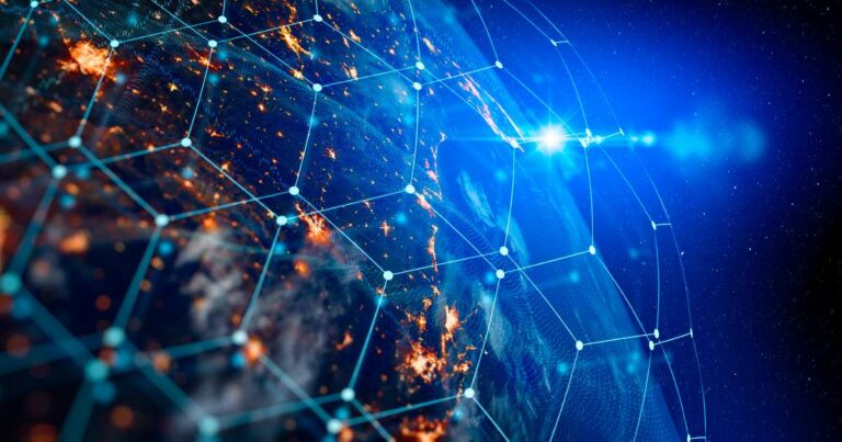 Imagem digital da Terra vista do espaço com destaque para conexões de rede representadas por uma malha de pontos e linhas azuis, simbolizando comunicação global por satélite ou internet das coisas. Luzes alaranjadas indicam áreas urbanas iluminadas na superfície terrestre. Ao fundo, o espaço profundo é representado com estrelas e um brilho azul intenso no horizonte do planeta. (Internet, satélites, starlink, amazon, china, gartner, brasil)