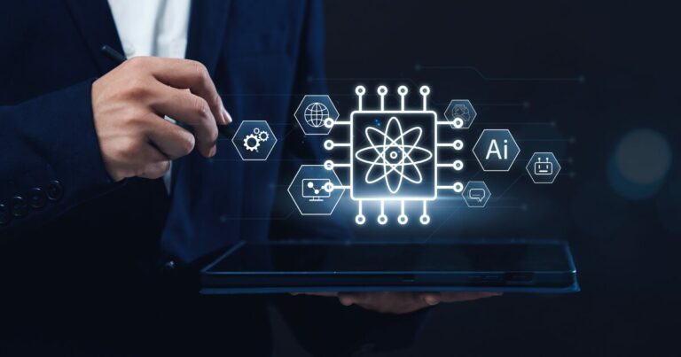 A imagem mostra uma pessoa vestindo um terno segurando um tablet, enquanto um holograma digital representando a computação quântica aparece acima do dispositivo. O holograma inclui um chip central com um símbolo atômico no meio, cercado por conexões digitais e ícones relacionados à inteligência artificial (AI), automação e tecnologia. O fundo é escuro, criando um contraste futurista com os elementos luminosos da interface digital (computação quantica, segurança, IA, china, Inter, india)