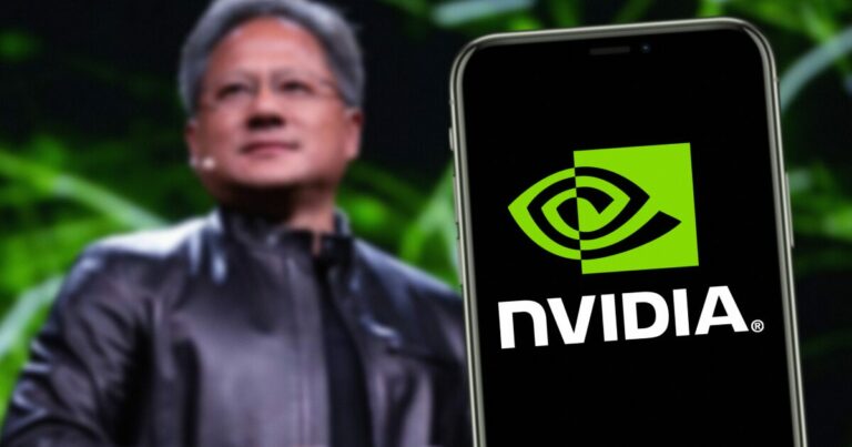 Logo da Nvidia exibido na tela de um smartphone em destaque, com fundo verde e preto. Ao fundo, uma figura desfocada de Jensen Huang, CEO da Nvidia, usando uma jaqueta de couro. A composição sugere um evento ou apresentação da empresa, simbolizando inovação e tecnologia de ponta, universal.