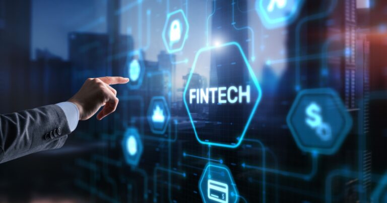 Mão de um empresário apontando para uma interface digital futurista com o texto 'fintech', destacando ícones de segurança, transações e conectividade financeira em tons de azul, fintechs, pix