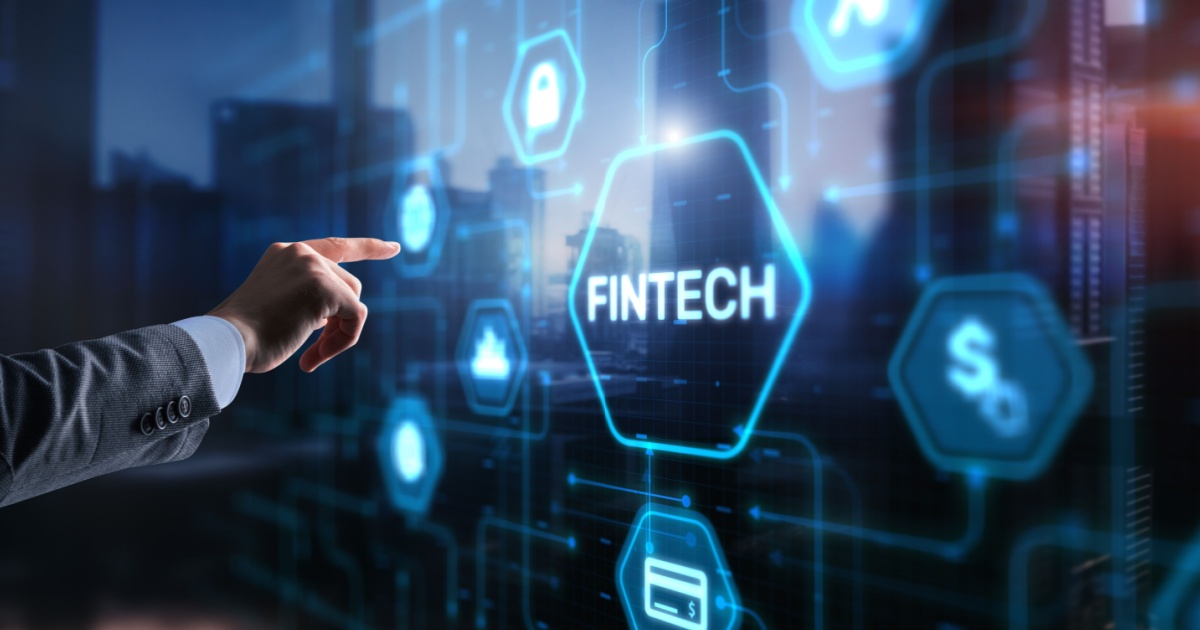 Mão de um empresário apontando para uma interface digital futurista com o texto 'fintech', destacando ícones de segurança, transações e conectividade financeira em tons de azul, fintechs, pix