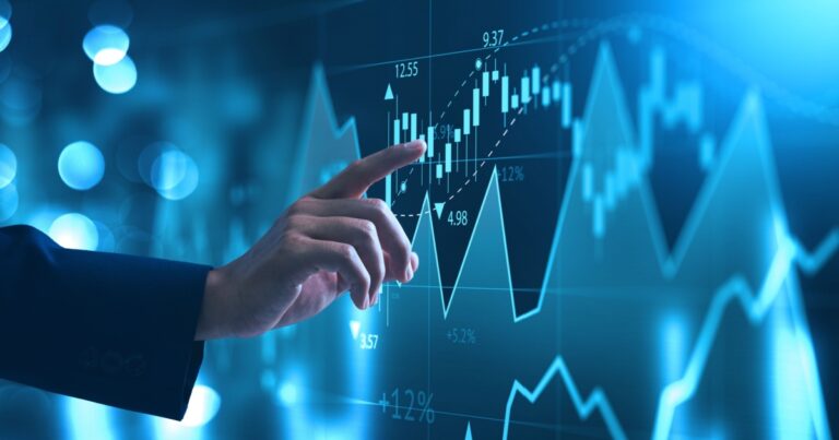 Close-up de uma mão apontando para gráficos digitais em uma tela futurista, representando crescimento, investimentos e análise de dados. A imagem simboliza o ambiente de startups, inovação e tecnologia financeira (investimentos, startups, indústria de TIC, trinus, gastos, Europa)