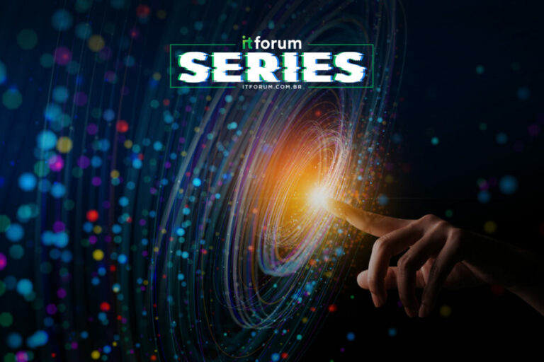 Imagem conceitual da IT Forum Series com um fundo escuro repleto de luzes coloridas, representando dados ou energia digital em movimento. Uma mão aponta para o centro da imagem, tocando um feixe de luz laranja que emite uma aura brilhante. O logotipo da IT Forum Series aparece na parte superior, destacando o tema de inovação e tecnologia